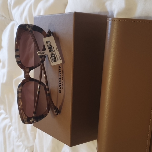 Burberry sunglasses NWT - Picture 4 of 5